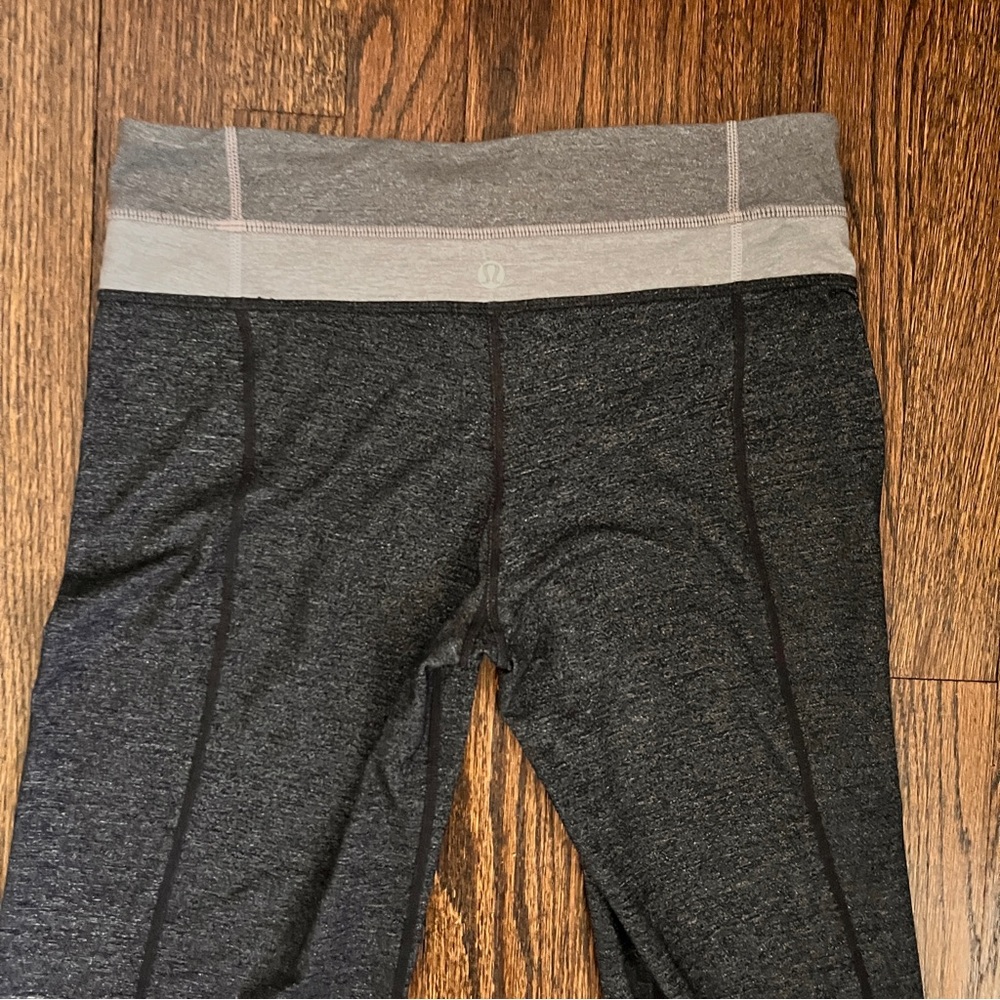 Lululemon Leggings  size 6 Cropped Black With Grey